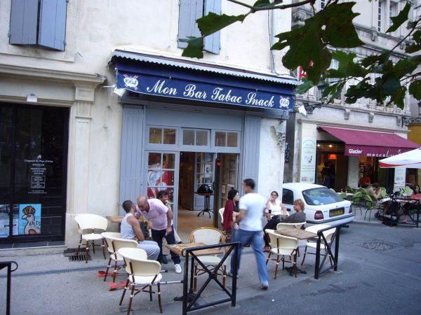 Vchod z náměstí - Mon Bar Tabac Snack  07-2008